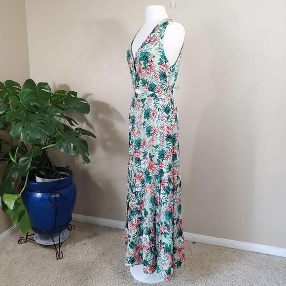 Lost + Wander Maxi Sleeveless with peep hole in the middle of dress Size L - Picture 3 of 10
